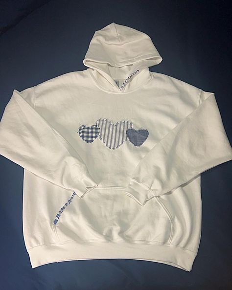 aesthetic heart patchwork hoodie Making Hoodies With Friends, Fall Patchwork Hoodie, Patchwork Outfit Aesthetic, Bleaching Hoodie, Embroider Sweaters, Patch Hoodie Diy, Patchwork Hoodie Ideas, Diy Patchwork Hoodie, Patch Work Sweatshirt