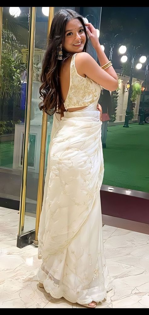 Himadri Patel, Casual Outfits Spring Comfy, Indian Bridesmaid Dresses, Saree Wearing Styles, Indian Sari Dress, Indian Outfits Lehenga, Bridal Lehenga Collection, Wedding Saree Collection, Traditional Indian Dress