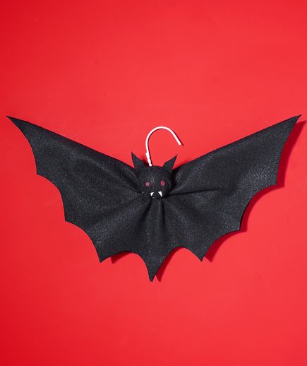 Hanger + Felt + Ping-pong Ball = Flying Bat Door Decor Paper Mache Bat Diy, Diy Vampire Decorations, Vampire Decorations Diy, Vampire Diy Decor, Halloween Vampire Decorations, Vampire Decorations, Dracula Party, Halloween Decorations Bats, Halloween Home Decor Diy