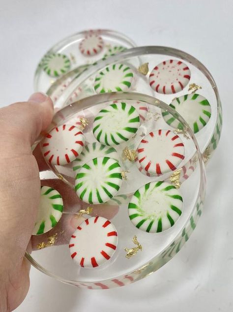 Christmas Resin Coasters, Christmas Resin Ideas, Brides Table, Christmas Resin, Amazing Resin, Red And Green Christmas, Gold Flake, Resin Coaster, Coaster Holder