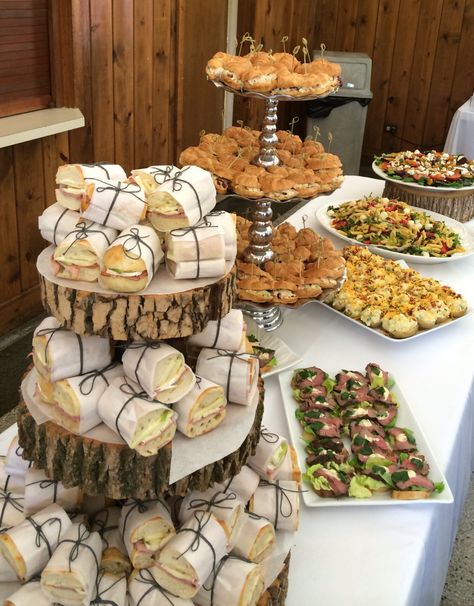 Fest Mad, Serving Ideas, Graduation Party Foods, Sandwich Bar, Gourmet Sandwiches, Party Food Buffet, Reception Food, Party Food Platters, Food Displays