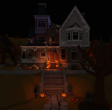 Scary Bloxburg Houses, Boo Burg Layout, Blocksburg Halloween House Ideas, House Inspired Bloxburg, Halloween Town Bloxburg Layout, Autmn Bloxburg House, Bloxburg House Ideas Autumn Layout, Halloween House Bloxburg Exterior, Witchy Bloxburg House