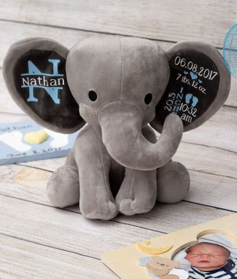 A birth stat stuffed animal would be a cherished gift after the baby is born. Once you know all the birth stats, you can quickly add them to an adorable stuffed elephant's ears! Cricut Baby, Baby Stats, Projets Cricut, Diy Baby Gifts, Personalized Newborn, Diy Cricut, Newborn Baby Gifts, Cricut Projects Vinyl, Diy Baby