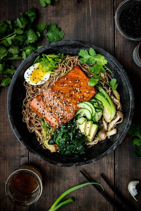 Cold Soba Noodle Salad, Salmon Protein, Salmon Noodles, Soba Salad, Salad Bowl Recipes, Soba Noodle Salad, Cold Soba, Story Food, Miso Salmon