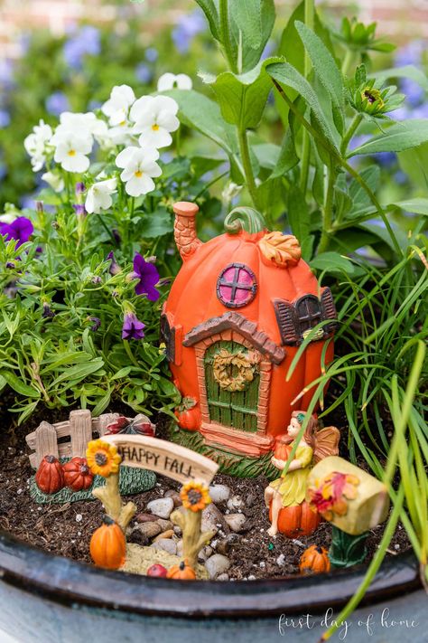 Dollar Tree Fairy Garden, Fall Gardening Ideas, Fall Fairy Garden, Tree Fairy Garden, Fall Container Plants, Kids Fairy Garden, Halloween Fairy Garden, Fall Fairy, Fall Garden Decor