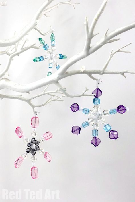 Snowflake Ornaments Diy, How To Make Snowflakes, Easy Christmas Ornaments, Snowflake Craft, Diy Pipe, Beaded Snowflakes, Snowflake Decorations, Winter Crafts For Kids, Pipe Cleaners