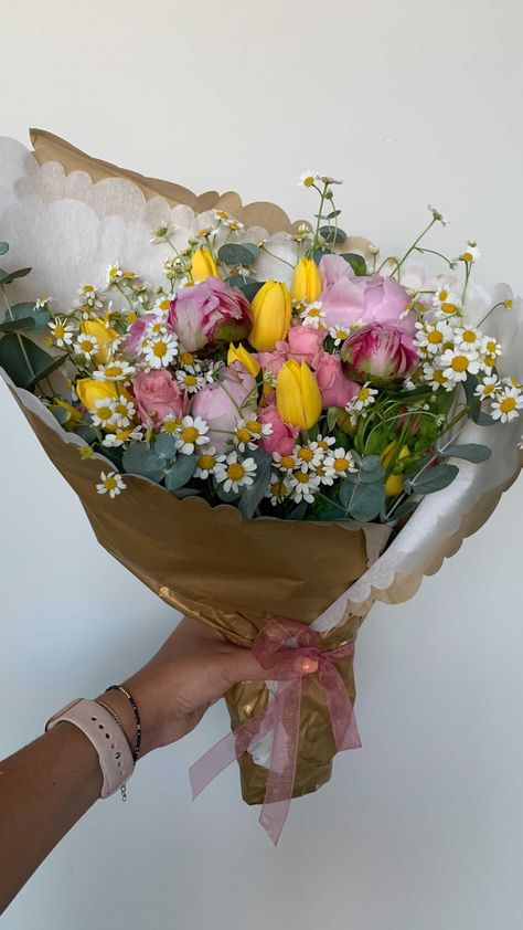 Flower Bouquet With Tulips, Daisy And Tulip Bouquet, Peonies And Tulips Bouquet, Tulip Bouquet Arrangement, Peony Tulip Bouquet, Tulips Bouquet Aesthetic, Flower Bouquet Tulip, Minimalist Shelf Decor, Bouquet With Tulips