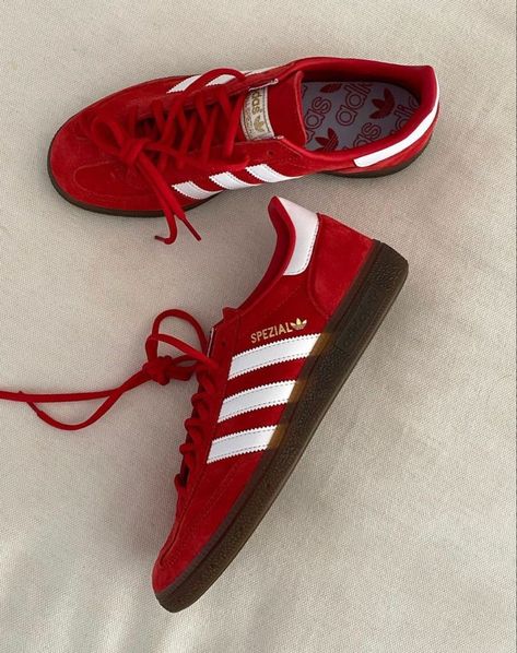 Red Adidas Shoes, Spezial Adidas, Adidas Handball Spezial, Adidas Handball, Sneaker Trend, Trendy Shoes Sneakers, Dr Shoes, Shoes Outfit Fashion, Adidas Spezial