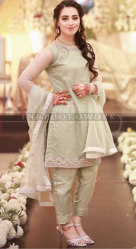 Brides sister on the Valima Casual Bride, Trendy Party Outfits, Bridal Mehndi Dresses, Dresses Pakistani, Best Party Dresses, Trendy Party Dresses, Pakistani Formal Dresses, Casual Party Outfit, Pakistani Wedding Outfits