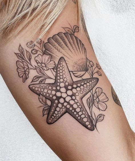 Tropisches Tattoo, Ocean Sleeve Tattoos, Starfish Tattoo, Seashell Tattoos, Turtle Tattoo Designs, Shell Tattoos, Bauch Tattoos, Muster Tattoos, Ocean Tattoos