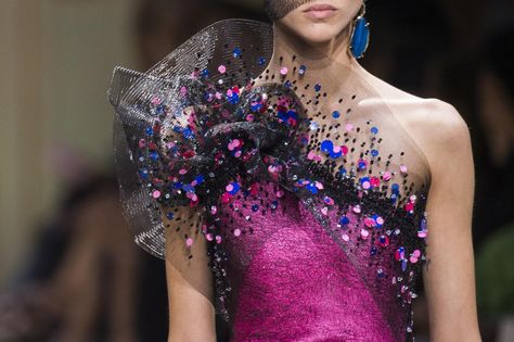 Défilé Giorgio Armani Privé Automne-hiver 2017-2018 Haute... Armani Privé, Fashion Gowns, Armani Prive, Fashion Advertising, Haute Couture Fashion, Embroidery Dress, Fall 2017, Couture Dresses, Beautiful Gowns