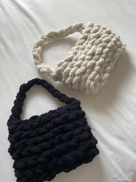 Crochet Purse Crochet Purse Thick Yarn, Crochet Purse Aesthetic, Crochet Bag Fluffy Yarn, Chunky Crochet Bags, Crochet Chunky Yarn Bag, Thick Crochet Bag, Crochet Ideas Fluffy Yarn, Fluffy Crochet Projects, Crochet Chunky Purse