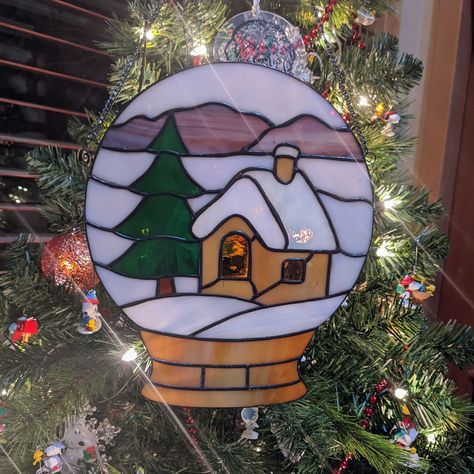 Winter Stained Glass Window, Stained Glass Snow Globe, Stained Glass Gingerbread House, Stained Glass Art Christmas, Christmas Stained Glass Patterns Free, Winter Stained Glass Patterns, Stained Glass Patterns Christmas, Stainglass Ornaments, Stained Glass Winter