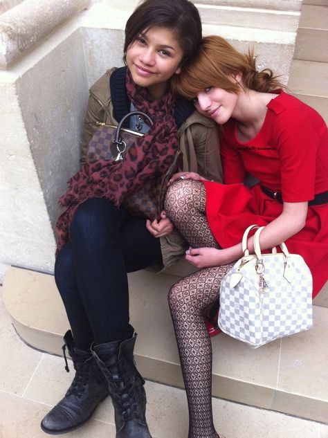 Bella Thorne and Zendaya Bella Thorne, Zendaya Louis Vuitton, Zendaya And Bella Thorne, Bella Thorne And Zendaya, Speedy Bag, Louis Vuitton Speedy, Louis Vuitton Speedy Bag, Vuitton Bag, Louis Vuitton Bag