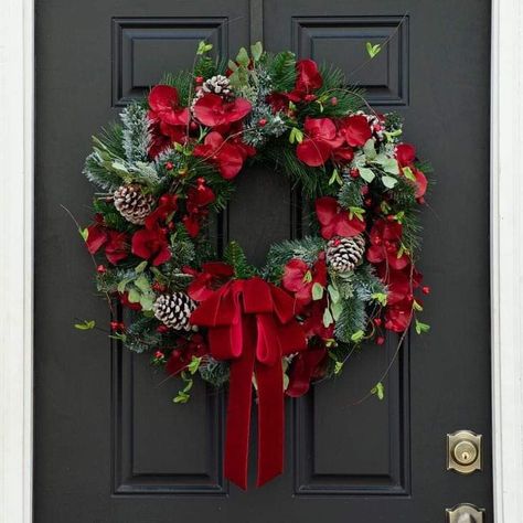 Green And Red Christmas Wreath, Christmas Wreath Lit, Red Christmas Wreaths For Front Door, Christmas Bow Wreath, Christmas Floral Wreath, Red Berry Christmas Decor, Real Christmas Wreaths, Door Wreaths Christmas, Christmas Reef