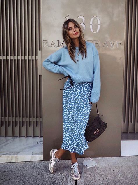 Rok Outfit, Blue Daisies, Skirt And Sneakers, Summer Work Outfits, Skirt Midi, Blue Sweater, Mode Inspo, 가을 패션, London Blue