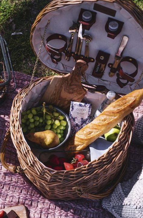 Picnic Basket Ideas, Basket Cottagecore, Picnic Romantic, Willow Heart, Fairy Picnic, Picnic Inspo, Picnic Inspiration, Picnic Essentials, Picnic Ideas