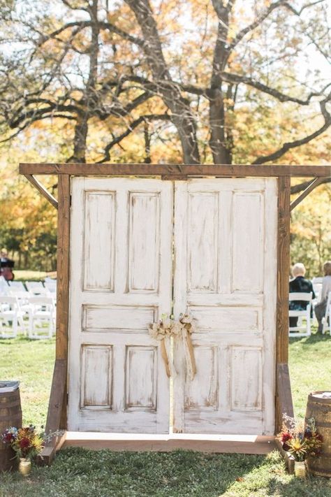 Vintage Old Door Wedding Backdrops #weddings #weddingideas #rusticweddings #weddinginspiration #countrywedding Barn Door Wedding, Floor Dancing, Ceremony Backdrop Outdoor, Ceremony Entrance, Food Truck Wedding, Door Backdrops, Diy Outdoor Weddings, Wedding Doors, Rustic Wedding Ceremony