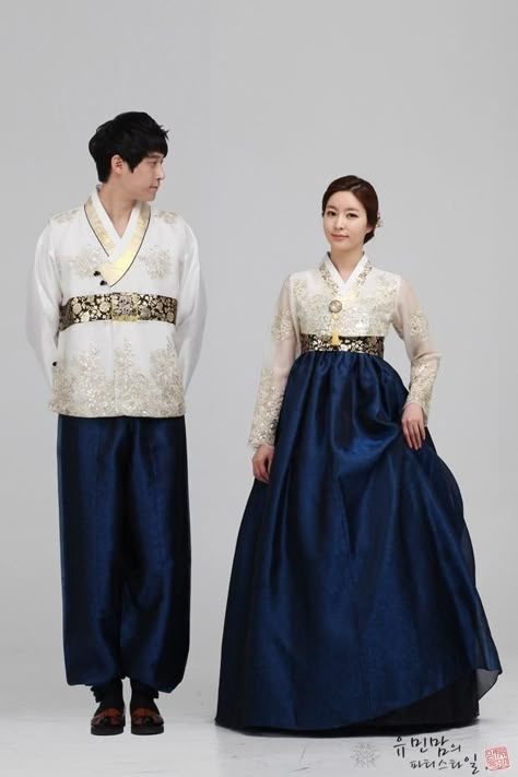 Hanbok Wedding Dress, Korean Traditional Dress Hanbok, Hanbok Wedding, Korean Wedding Dress, Traditional Asian Dress, Korean Traditional Clothing, Korea Dress, Dress Brokat, Korean Traditional Dress