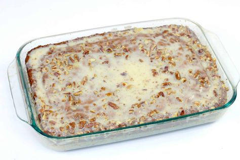 Southern Butter Pecan Praline Cake Recipe - One taste of this Pecan Praline Cake and you\'ll taste buds will do a little dance. This moist southern pecan praline cake is delicious! Southern butter pecan cake is easy too! #cake #pecan #praline #butterpecan #cakemix #easy #simple #dessert #recipe #southern #best #sweetpeaskitchen Butter Pecan Praline Cake, Pecan Praline Cake Recipe, Praline Cake Recipe, Southern Pecan Praline Cake, Southern Praline Cake, Pecan Glaze, Pecan Praline Cake, Salted Caramel Bars, Candied Pecans Recipe