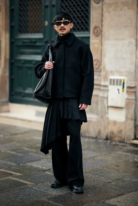 Man Winter Outfits, All Black Winter Outfit Men, Men Outfit All Black, Layer Outfits Street Style, All Black Outfit Men Street Styles, Paris Mens Street Style, Paris Fashion Men, All Black Street Style, Mens Oversized Fashion