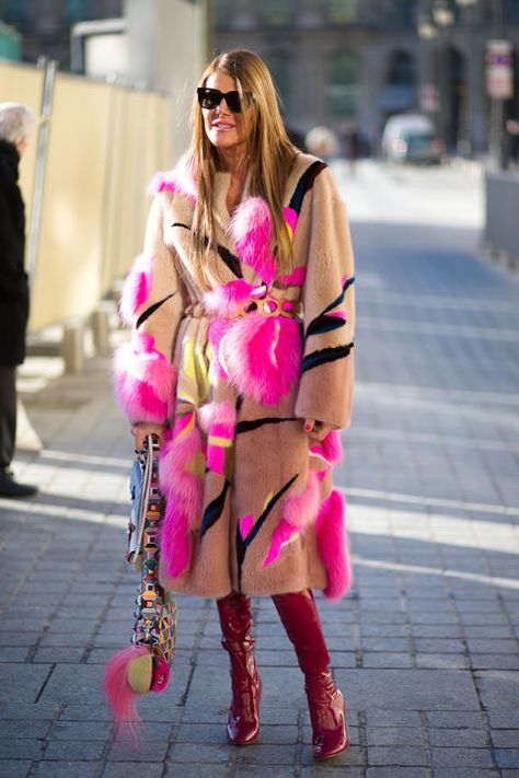 Anna Dello Russo Caroline Daur, Maximalist Fashion, Emmanuelle Alt, Anna Dello Russo, Moda Paris, Pink Fur, Ropa Diy, Pink Coat, Street Style Chic