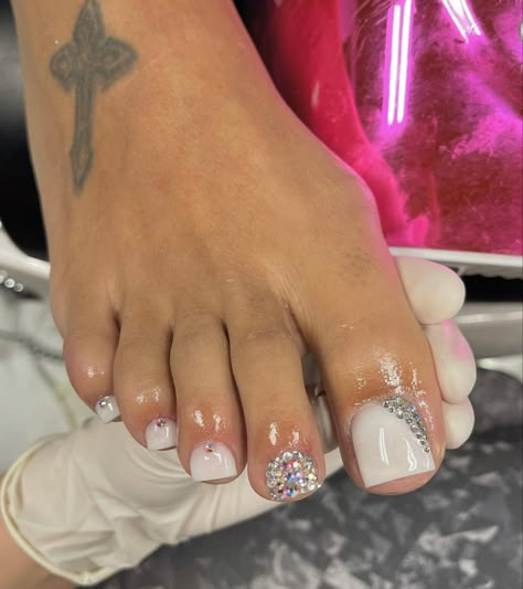 Toe Rhinestones Design, Acrylic Toes With Rhinestones, White Toes With Rhinestones, Pedicure With Gems, Rhinestone Pedicure, Pedicure With Rhinestones, Rhinestone Toes, Pr Nails, Toes Acrylic