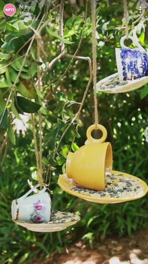 Teacup Bird Feeder, Taman Air, Teacup Crafts, Bird Houses Ideas Diy, Jardim Diy, Tea Cup Bird Feeder, Diy Bird Feeder, Outdoor Crafts, Glass Garden Art