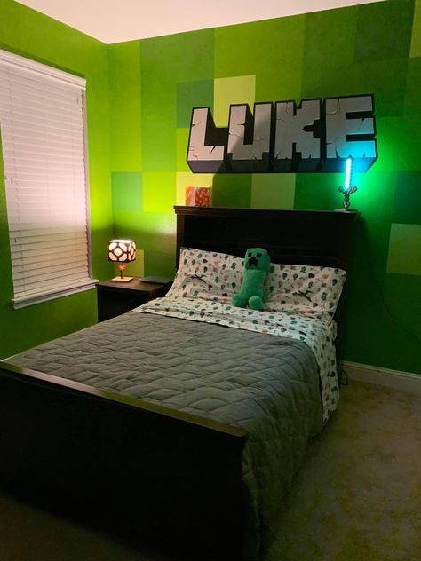 Minecraft bedroom for a little boy. Minecraft Wallpaper For Bedroom, Minecraft Bedroom Decor Ideas, Mincraft Decor Ideas Room, Minecraft Room Painting Ideas, Boys Minecraft Bedroom Ideas, Kids Minecraft Bedroom, Minecraft Theme Room, Minecraft Rooms Bedrooms, Minecraft Bedroom Wall