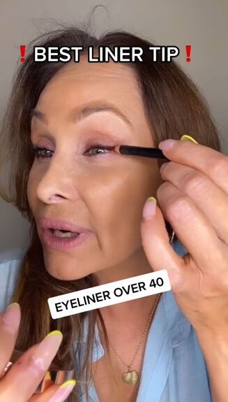 This is a guide on how to apply eyeliner for women over 40. Learn a simple eyeliner hack in this quick post. Easy Way To Put On Eyeliner, Top Lid Eyeliner How To Do, How To Make Wing Eyeliner, Colorful Winged Eyeliner, How To Eyeliner Wing, Eye Lining For Beginners How To Apply, Eye Make Up Over 40 How To Apply, How To Apply Eyeliner Over 40, Top Eyeliner How To Apply