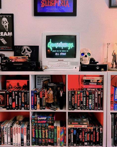 Movie Shelf Aesthetic, Vhs Collection Display, Horror Collection Room, Box Tv Aesthetic, Horror Bookshelf, Horror Bedroom Aesthetic, Horror Room Aesthetic, Collectors Room Ideas, Horror Movie Room