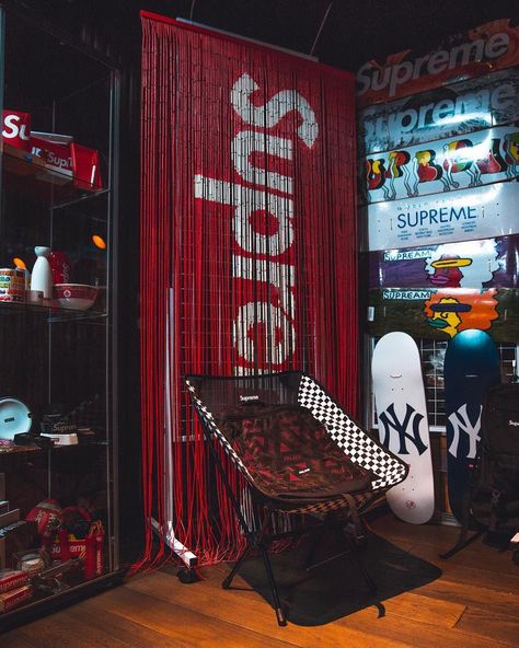 Supreme Bedroom, Hype Room, Hypebeast Room Ideas, Sneaker Room, Skateboard Room, Room Decor For Men, Supreme Hypebeast, Mens Room Decor, Sneakerhead Room