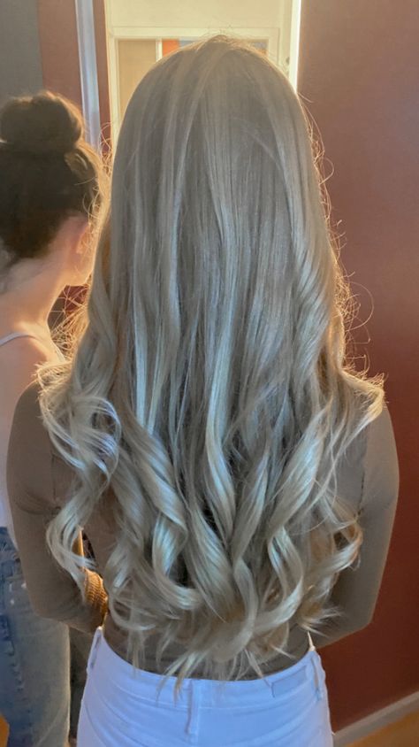 Curled Hair At The End, Curling Hair Aesthetic, Wand Curled Hair, Inward Curls, Curled Ends Hair, End Curls, Hair Curling Wand, Wand Curling Iron, Curled Ends