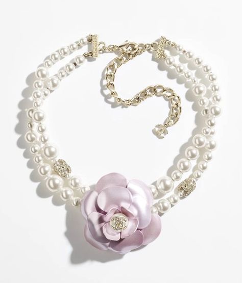 Chanel Cruise 2023 camellia and pearl necklace Kalung Choker, Chanel Costume Jewelry, Chanel Flower, Accessories 2023, Chanel 2023, Chanel Party, Mode Chanel, Chanel Store, Chanel Casual