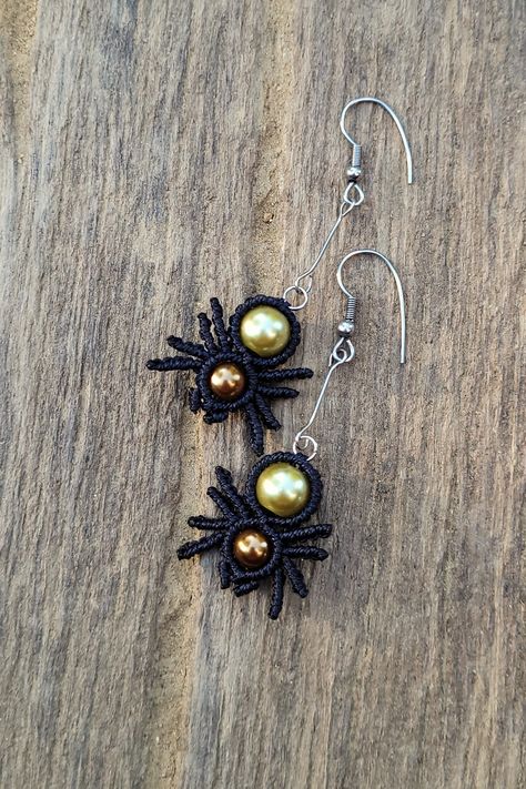 Black micro-macrame earrings in the shape of tarantula, with bronze and khaki pearls Halloween Macrame Earrings, Macrame Spider, Autumn Macrame, Diy Macrame Earrings, Spider Earrings, Micro Macramé, Macrame Earrings, Macrame Tutorial, Halloween Earrings