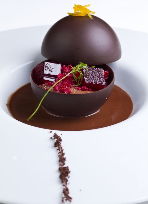 . Dessert Gourmet, Weight Watcher Desserts, Dessert Cafe, Michelin Star Food, Raspberry Desserts, Dessert Presentation, Dessert Plating, Gourmet Desserts, Star Food