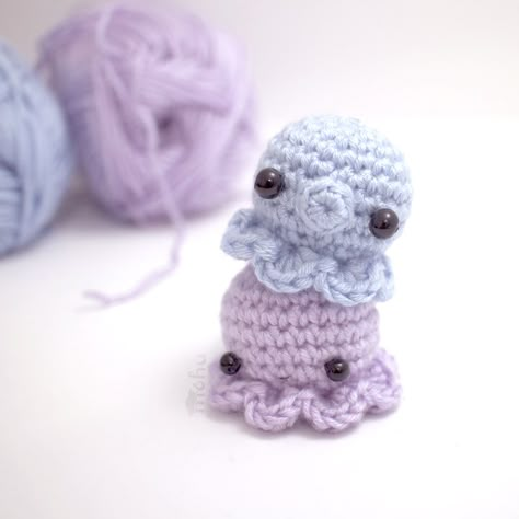 Octopus - Free Amigurumi Pattern here: http://blog.mohumohu.com/post/117524437877/amigurumi-octopus-pattern Amigurumi Baba, Octopus Crochet Pattern, Balls Of Yarn, Crochet Unique, Confection Au Crochet, Crochet Octopus, Pola Amigurumi, Easy Crochet Projects, Crochet Simple