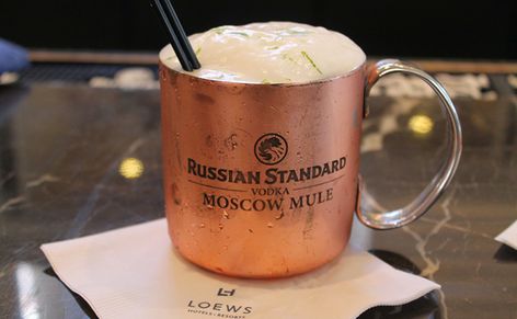 Já ouviu falar de Moscow Mule? O drink é preparado tradicionalmente com vodca, cerveja de gengibre e limão. Confira opções e faça em casa! Moscow Mule Receita, Vodka Mule, Moscow Mule Recipe, Drinks Ideas, Mule Recipe, Open Bar, Moscow Mule, Wine Drinks, Cocktail Drinks