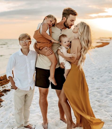 Strand Shoot, Family Beach Pictures Outfits, Beach Photoshoot Family, Kylie Rae, Beach Picture Outfits, Family Beach Session, Family Photo Colors, Beach Photography Family, Family Beach Portraits