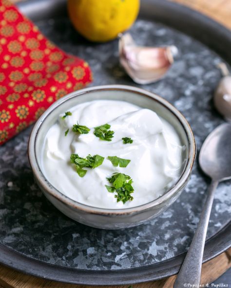 C'est une sauce que je fais très souvent. Pour accompagner des blancs de poulet, pour tremper des légumes crus ou pour égayer un chou-fleur entier rôti au four. Marinade Sauce, Coleslaw, Low Calorie, Feta Cheese, Chutney, Feta, Yogurt, Tapas, Condiments