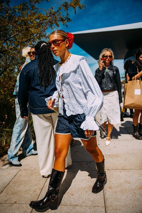 The best street style photos from the spring 2025 shows in Copenhagen | Vogue France Copenhagen Fashion Week Street Style, Fashion Week Trends, Vogue France, Copenhagen Fashion, Easy Summer Hairstyles, Copenhagen Style, Copenhagen Fashion Week, Street Style Trends, British Vogue