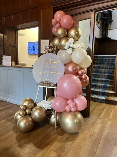 easel balloon display with rose gold balloons Balloon Easel, Graduation Balloon Garland, Balloon Decorations Without Helium, Birthday Party Balloon Arch, Balloon Decoration Birthday, Party Balloon Arch, Prom Backdrops, Arch Balloon, Balloon Bouquet Diy