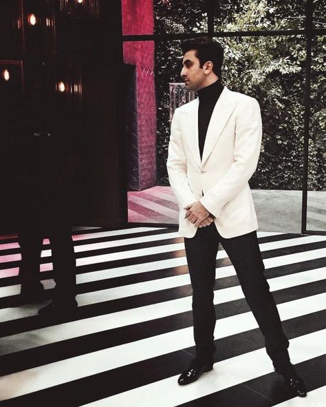 Ranbir Kapoor Hairstyle, Freshers Party, Koffee With Karan, Winter Suits, Hollywood Dress, Suits Men Business, Men's Ethnic Wear, Sky Wallpaper, Bollywood Wedding