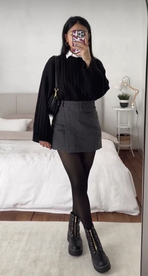 Skirt Outfits Tights, Classic Romantic Style Outfit, Sweater And Leather Jacket, Trendy Outfit Ideas Summer, Outfits Tights, Fall Skirt Outfits, 6th Form Outfits, Corp Goth, Tunic Fashion