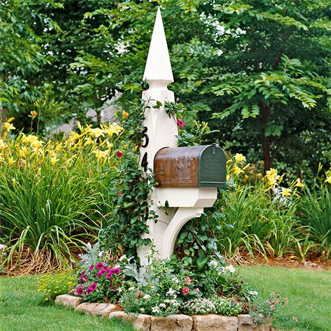 Don't forget about your front yard mailbox! Turn a boring mailbox into a work of art with a little gardening. Plus, adding a flower bed around your mailbox will boost your home's curb appeal. Mailbox Planter, Beautiful Mailbox, Mailbox Garden, Mailbox Makeover, Mailbox Landscaping, Mailbox Posts, Casa Exterior, Have Inspiration, Garden Club