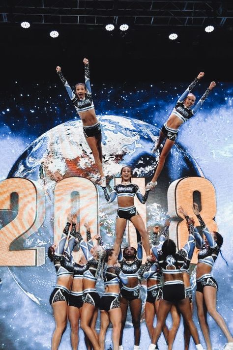 Cheers Aesthetic Wallpaper, Cheer Photo Poses, Cheerleading Pics, Cool Cheer Stunts, Cheerleading Poses, Cheer Photo, Cheer Hacks, Cheer Team Pictures, Cheer Photography