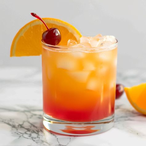 Sunrise Drink, Tequila Sunrise Recipe, Vodka Sunrise, Tequila Sunrise Cocktail, Red Drinks, Orange Cocktails, Tequila Sunrise, Cocktail Making, Orange Juice