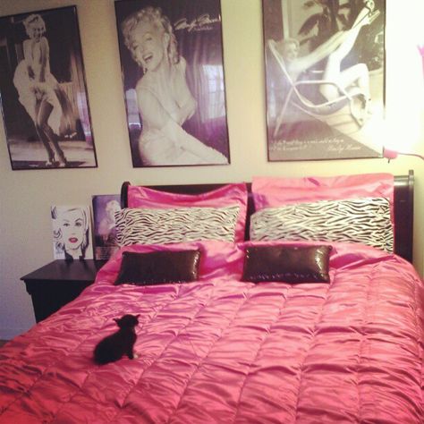 I love this room.... Marilyn Monroe look S2 Marilyn Monroe Room Ideas, Marilyn Monroe Bedroom, Marilyn Monroe Room, Bedroom Turned Closet, Marilyn Monroe Decor, 2000s Room, Country Bedroom Design, Bedroom Inspirations Boho, Bedroom Wall Designs