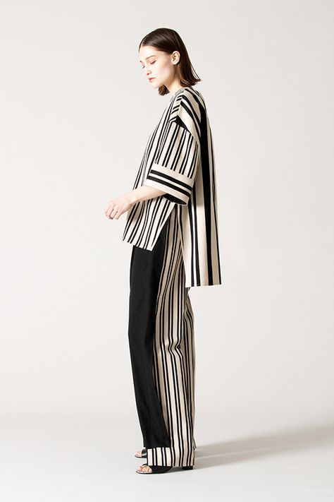 Stripes Fashion 2023, Striped Outfit, Stripes Pants, Stripe Fashion, Stripe Outfits, Mode Casual, Modest Wear, Mode Inspo, Fashion Design Clothes