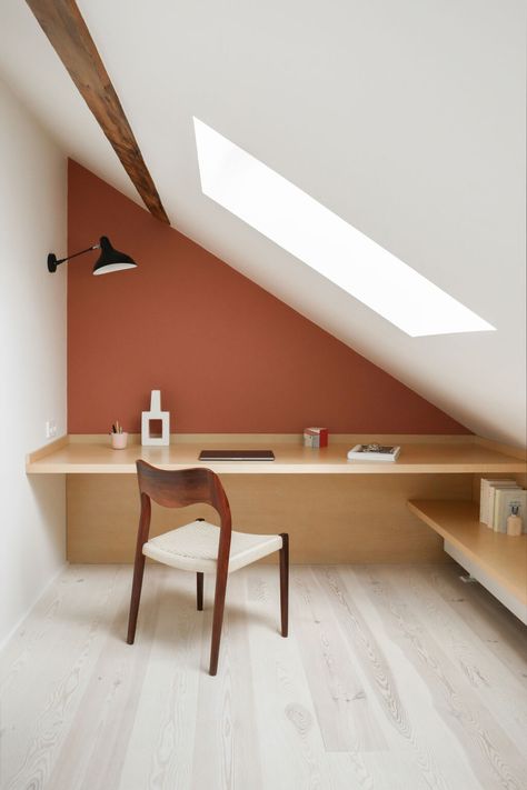 Attic Office, Small Attic, Small Space Office, Desk And Chair, Bench Ideas, Small Space Design, Attic Spaces, Loft Room, Attic Rooms